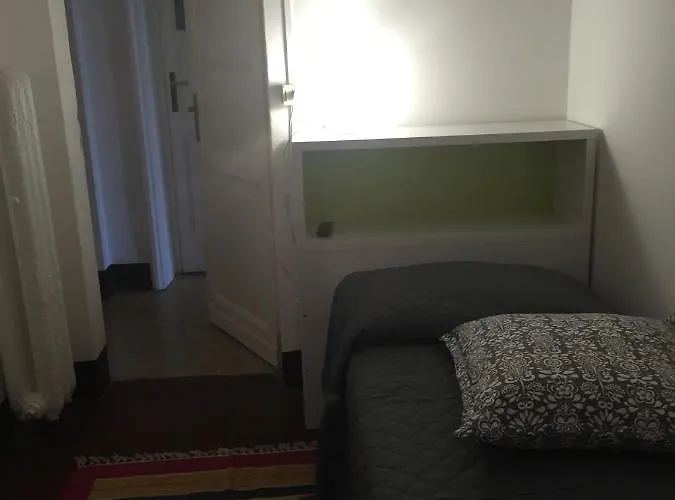 Bed and Breakfast 21 *