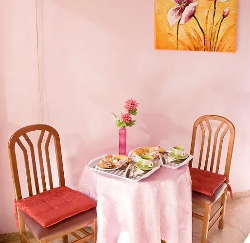Bed and Breakfast 21 *